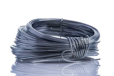 Metal tel rulo beyaz arkaplan üzerinde izole