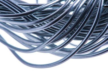 Beyaz arkaplanda çelik tel yapısı izole edildi