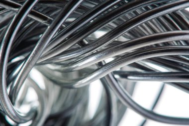 Metal tel yapısı beyaz arkaplanda izole edildi