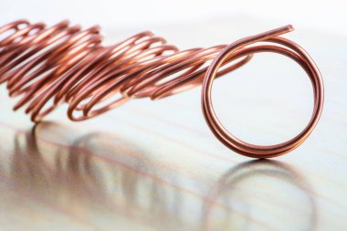 Metalik yüzeyde bakır tel