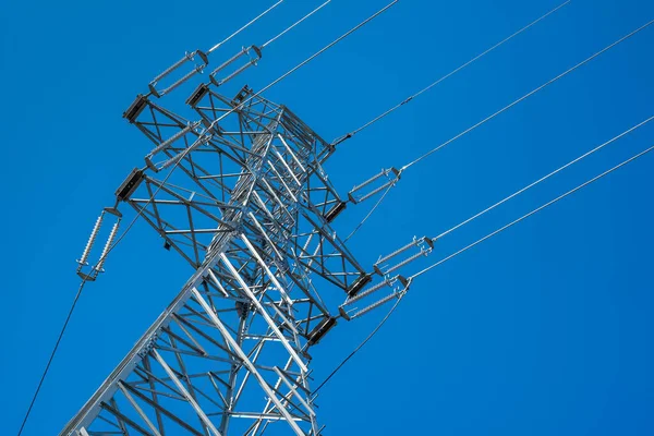 Elektriciteitsstalen Mast Tegen Heldere Blauwe Lucht — Stockfoto