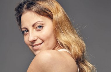 Çekici bir kadının portresi.