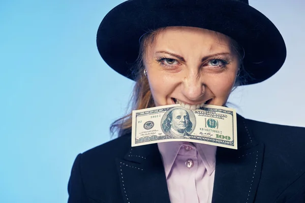 Donna d'affari con un centinaio di dollari nei denti — Foto Stock