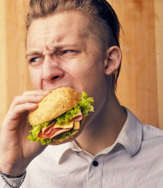 adam gerçekten hamburger için çalışıyor