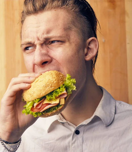 Mann versucht wirklich, Burger — Stockfoto