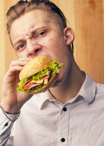 A srác valóban próbál burger — Stock Fotó