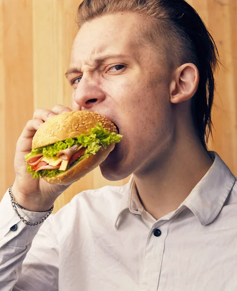 A srác valóban próbál burger — Stock Fotó