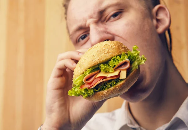 A srác valóban próbál burger — Stock Fotó