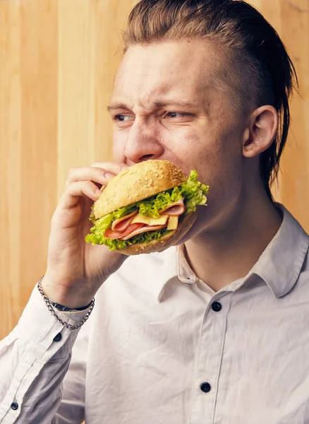 A srác valóban próbál burger — Stock Fotó