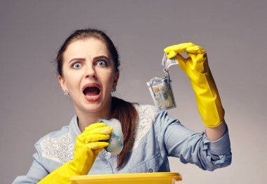 kavramsal görüntü üzerinde kadın şüpheli para aklamak