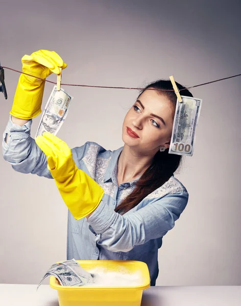 Conceptuele afbeelding waarop de vrouw witwassen van schaduwrijke geld — Stockfoto