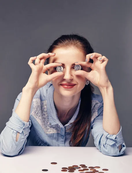 Lachende meisje met rode lippenstift gouden munten in haar handen houdt, sluit haar ogen — Stockfoto