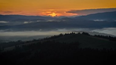 Zaman atlamalı dağ üzerinde güzel gündoğumu