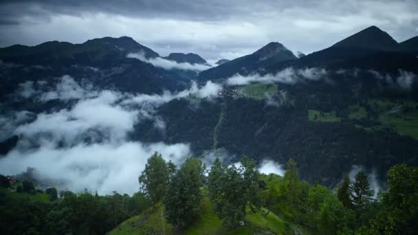 Bewolkte dag in de Zwitserse Alpen bij Castiel. — Stockvideo