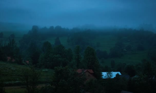 喀尔巴阡山脉美丽的夏日雾蒙蒙的早晨 — 图库视频影像