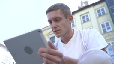 Tabletli genç turistin videosu. Şehir hakkında bilgi topluyor.