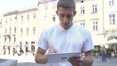 Tabletli genç turistin videosu. Şehir hakkında bilgi topluyor.