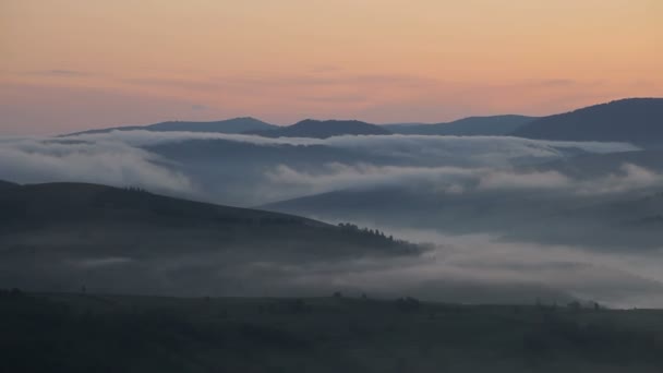 カルパチア山脈。日の出の朝の霧が伴う — ストック動画