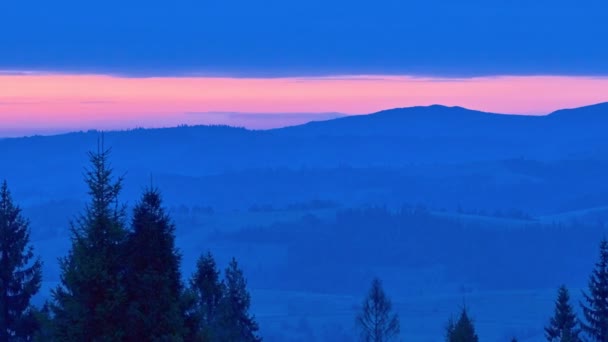 Czas upływa pięknego zachodu słońca nad górami — Wideo stockowe