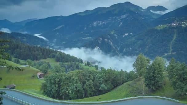 Een prachtig uitzicht op het alpendorp in de Zwitserse Alpen — Stockvideo