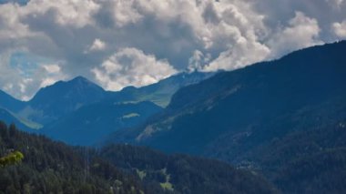 İsviçre Alplerindeki Alp köyünün güzel bir manzarası.