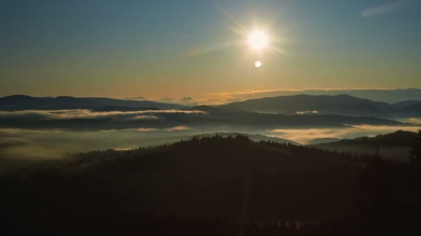 Time-lapse van mooie zonsopgang boven de bergen — Stockvideo