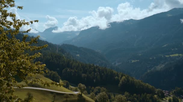 Piękny widok na alpejską wioskę w Alpach Szwajcarskich — Wideo stockowe