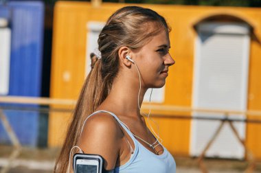 güzel kadın koşmaya hazırlanıyor