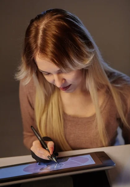 Kız sanatçı, stüdyosundaki profesyonel bir tablete dijital kalem çiziyor. — Stok fotoğraf