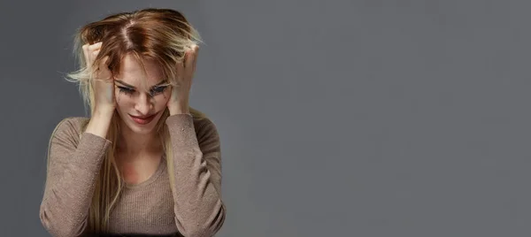 Frau leidet unter Stress oder Kopfschmerzen, während sie durch Schmerzen beleidigt wird, — Stockfoto