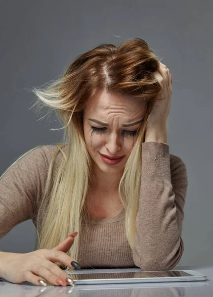 Vrouw die last heeft van stress of hoofdpijn terwijl ze beledigd wordt door pijn, — Stockfoto