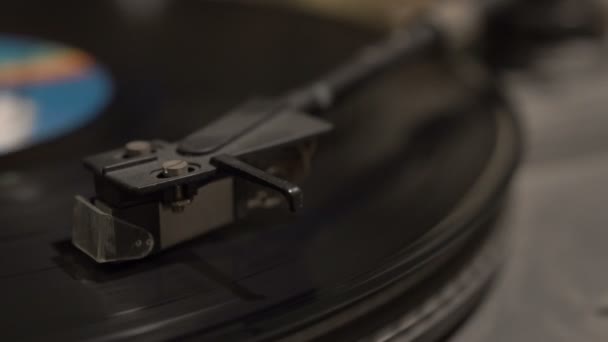 Player, dropping stylus needle on vinyl record playing — Stock Video