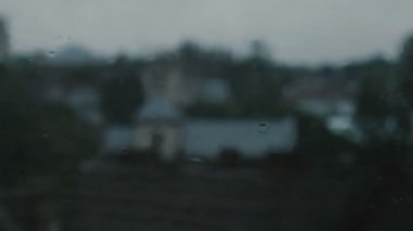 Yağmur günleri, pencere yüzeyine yağan sağanak yağmurlar.