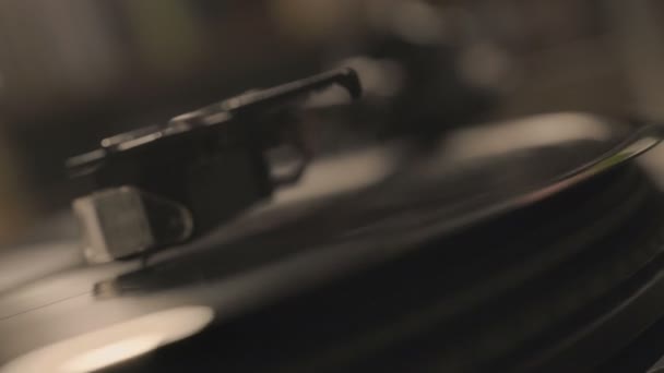Speler, laten vallen stylus naald op vinyl plaat spelen — Stockvideo