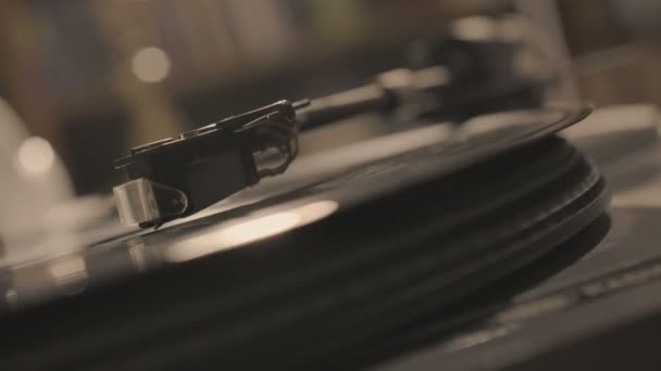 Player, dropping stylus needle on vinyl record playing — Stock Video