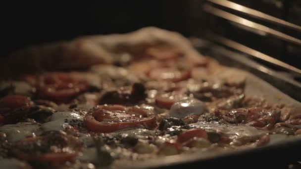 Kaas op pizza smelt van de hitte van de oven. — Stockvideo