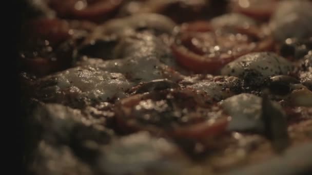 Kaas op pizza smelt van de hitte van de oven. — Stockvideo