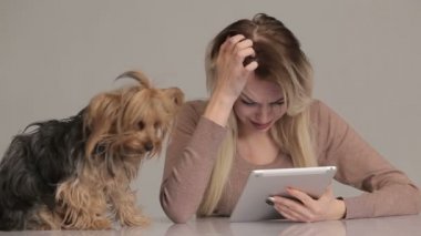 Köpekli kadın stresten muzdarip.