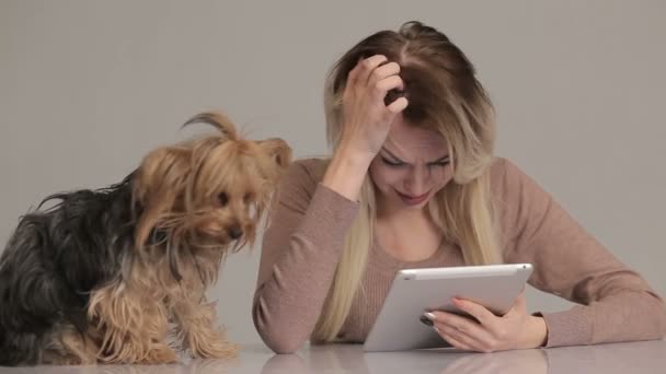 Mujer con perro sufriendo de estrés — Vídeo de stock