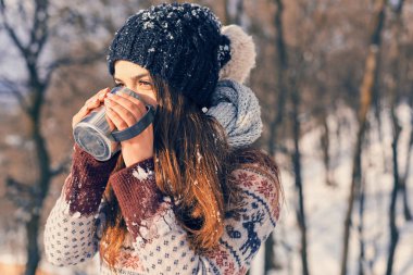 Bir fincan çay karlı kış üzerinde olan mutlu kadın doğada yürüyüş. Frost kış sezonu kavramı