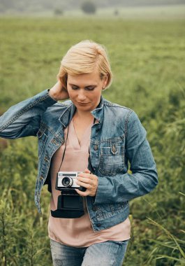 Çiçek tarlasında fotoğraf çeken bir kadın