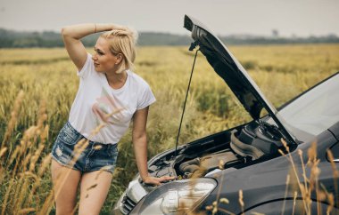 Kadınlar spection hood kırık araba yan açtı görmek ya da değil zarar motorları