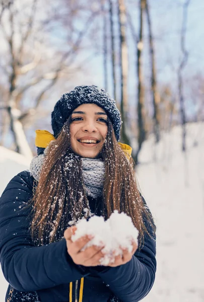 年轻美丽的女人穿着被雪覆盖的针织长袍的冬季肖像。 赤身裸体冬季美感时尚理念 — 图库照片