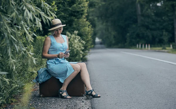 Reiziger meisje op de weg. — Stockfoto