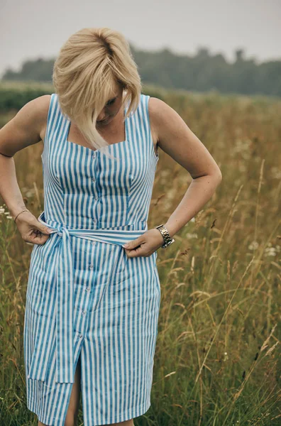 Mujer feliz relajándose en verano en hermoso campo . — Foto de Stock