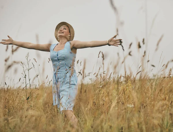 Mujer feliz relajándose en verano en hermoso campo . — Foto de Stock