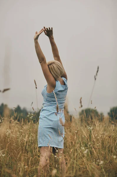 Glückliche Frau entspannt sich im Sommer im schönen Feld. — Stockfoto