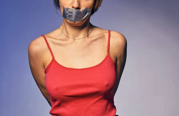 Jovem mulher e violência. foto de uma mulher com os lábios colados . — Fotografia de Stock