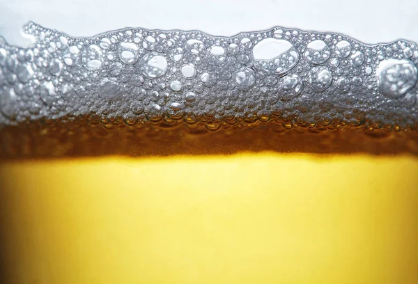 Cerca de gotas de una pinta fría de cerveza — Foto de Stock