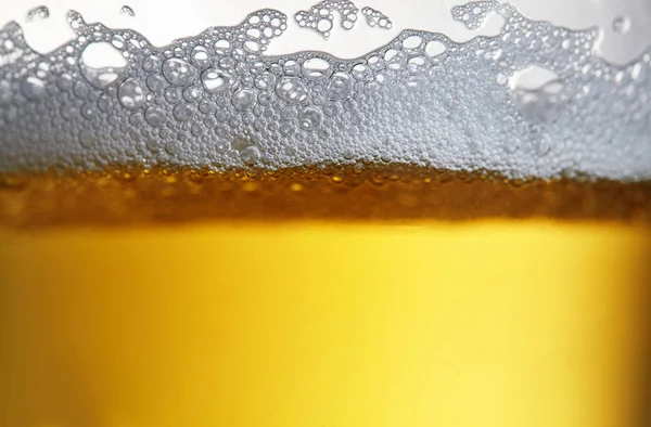 Bir buz soğuk bira bira bir damla kadar kapatın — Stok fotoğraf